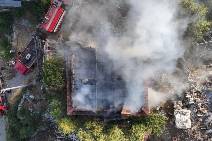Banyo sobasından çıkan yangın evi küle çevirdi
