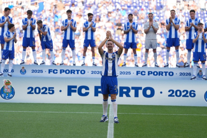 Böyle transfer duyurusu görülmedi: Tüm stat şaşkına döndü