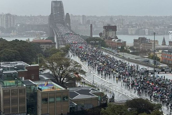 İkonik köprüde tarihi an: On binlerce kişi, Sidney'in kalbini durdurdu