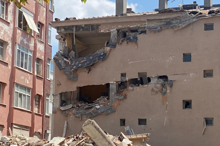 Yıkılan apartman bitişiğindeki binaya devrildi