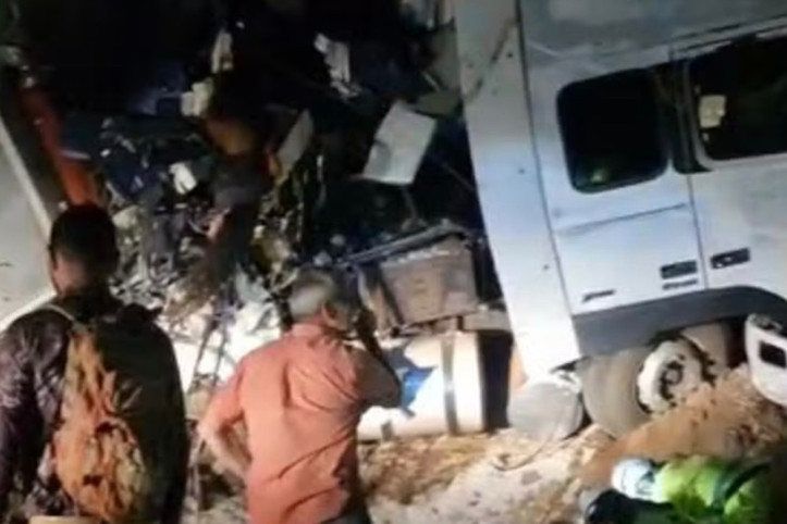 Yolcu otobüsü kamyonla çarpıştı: Çok sayıda ölü ve yaralı var
