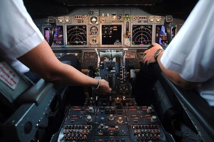‘Sarhoş ve çıplak’ pilot görevden alındı