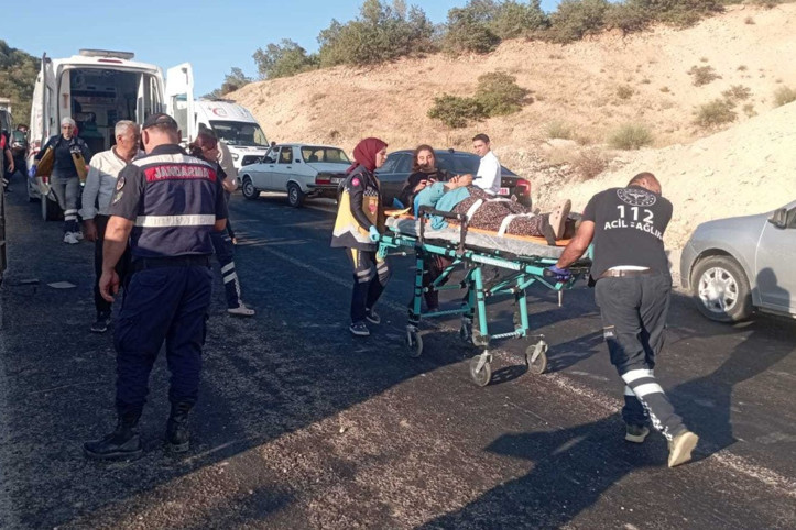 Adıyaman'da tarım işçilerini taşıyan minibüs devrildi: 23 yaralı