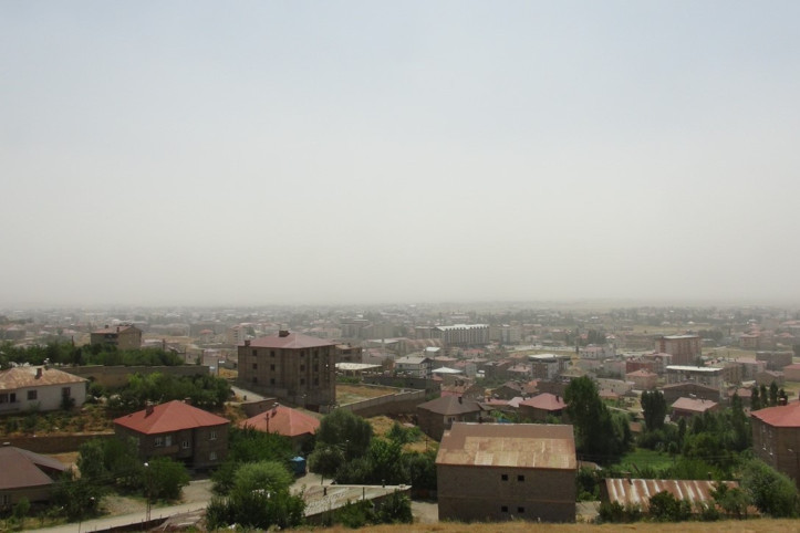 Irak ve Suriye’den geldi, ilçeyi esir aldı