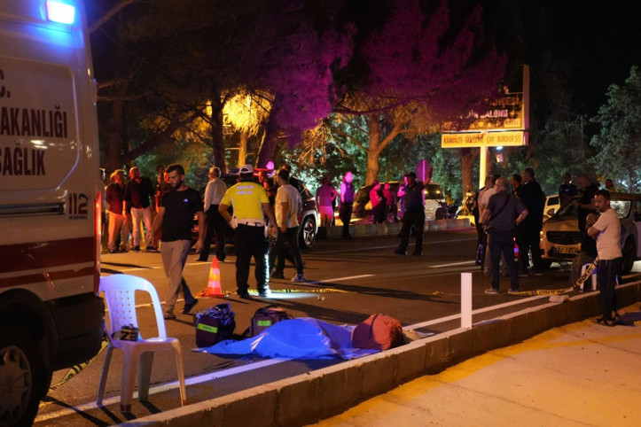 Cenaze yerdeyken düğün salonundaki eğlence devam etti