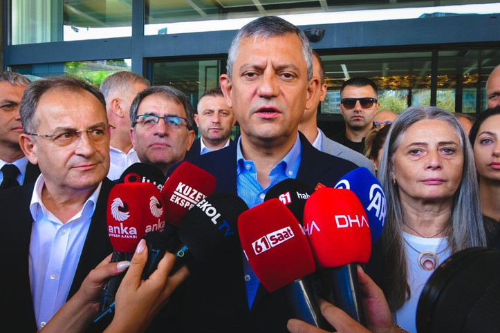 Özgür Özel'den sert yanıt: Seviyesine inersem çıkarken vurgun yerim