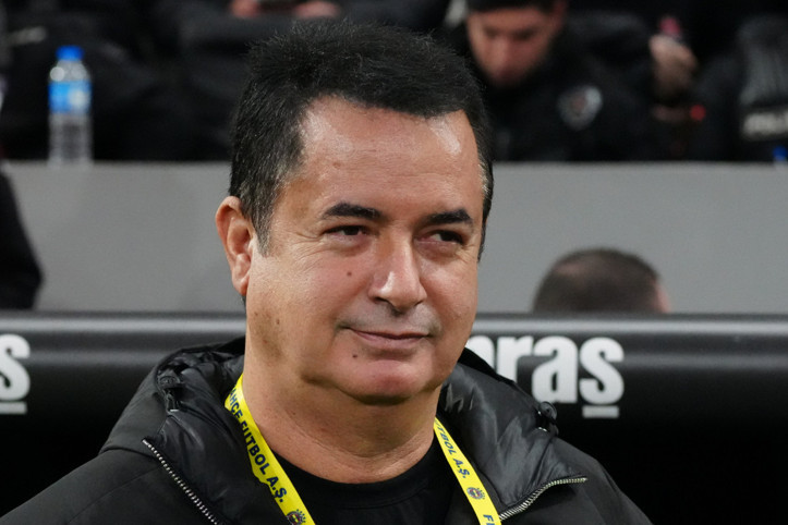 Acun Ilıcalı yeni hocasını 7 maç sonra yolladı