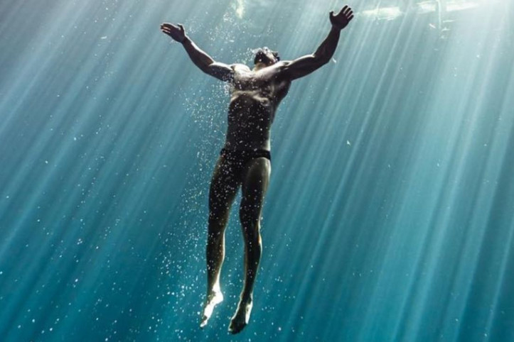 Suyun altında nefesini 29 dakika tutarak rekor kırdı