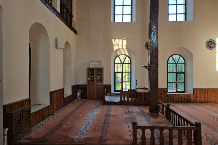 Sındırgı depreminde hasar gören tarihi cami ibadete kapatıldı