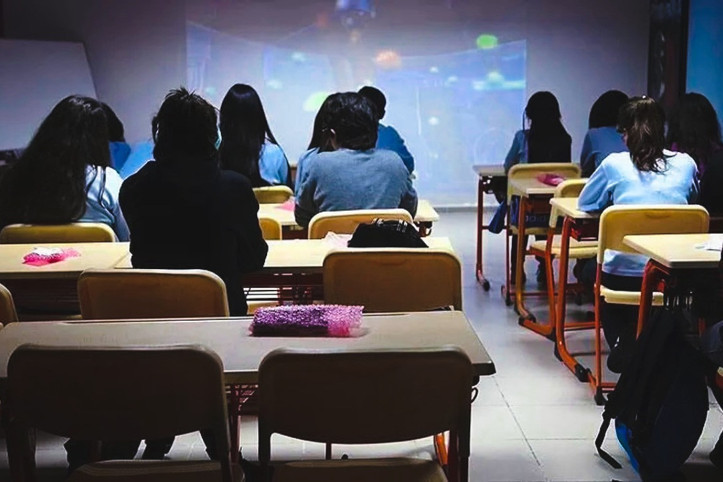 Lisede skandal kurallar: Kızlar serviste öne oturmayacak; 'kankim', 'kuzenim' yok