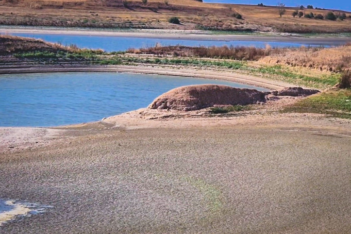 Baraj kritik seviyeyi gördü: Su metrelerce çekildi, adacıklar ortaya çıktı