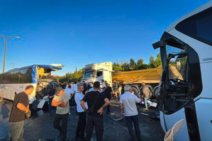 TEM Otoyolu'nda feci kaza: Trafik saatlerce durdu, 1 ölü, 16 yaralı