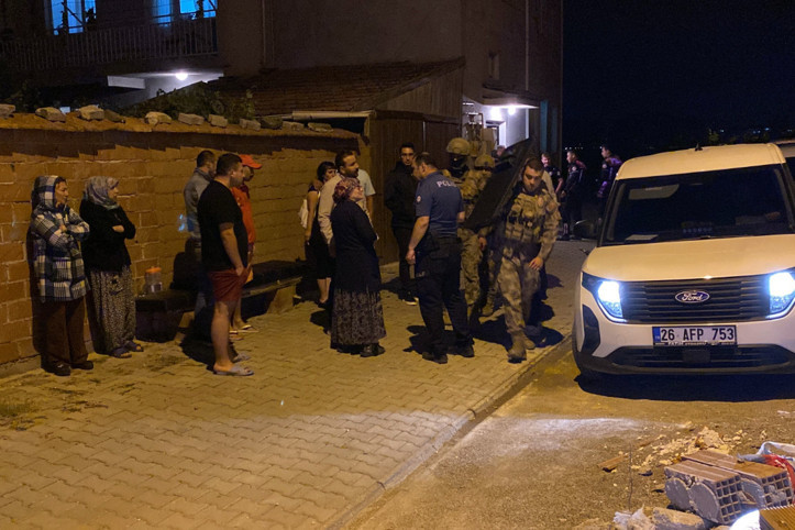 Ailesiyle kavga edip kendini odaya kapattı, Özel Harekat çıkardı