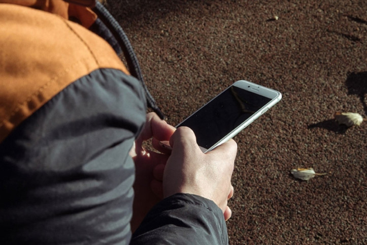 Bir ülke daha liselerde cep telefonunu yasaklıyor
