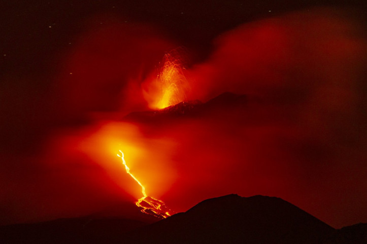 18 gündür patlıyor... Kartpostallık görüntüler