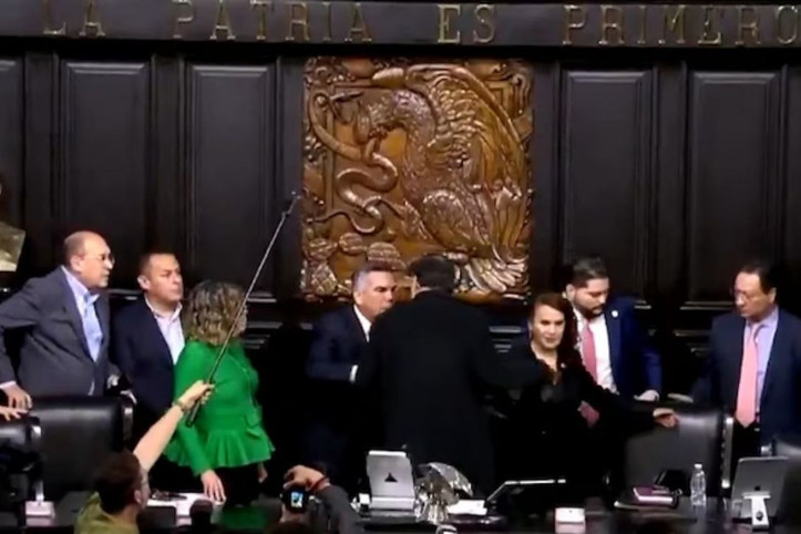 Söz alamayınca Senato başkanına saldırdı