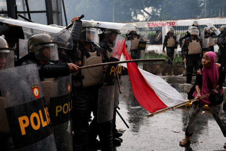 Bir moto kurye ölümü, 600 gözaltı: Jakarta savaş alanına döndü