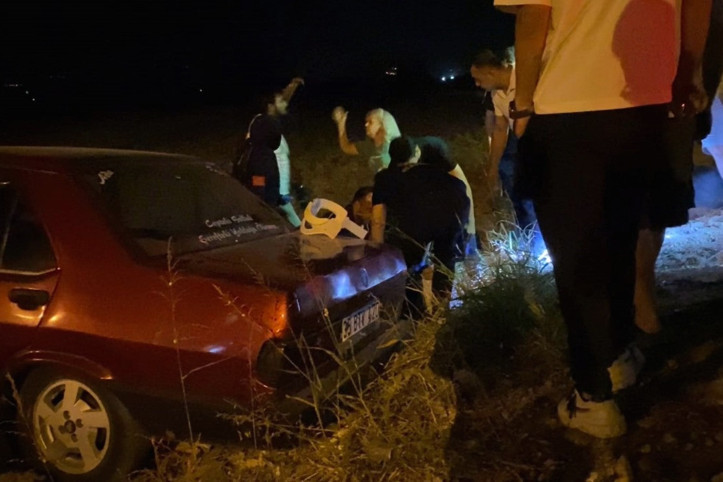 Damadıyla tartıştı, adamın arabasını çalıp tarlaya uçtu