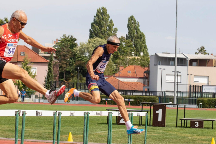 Kıbrıs Gazisi gençlere taş çıkarttı, 75 yaşında rekor kırdı