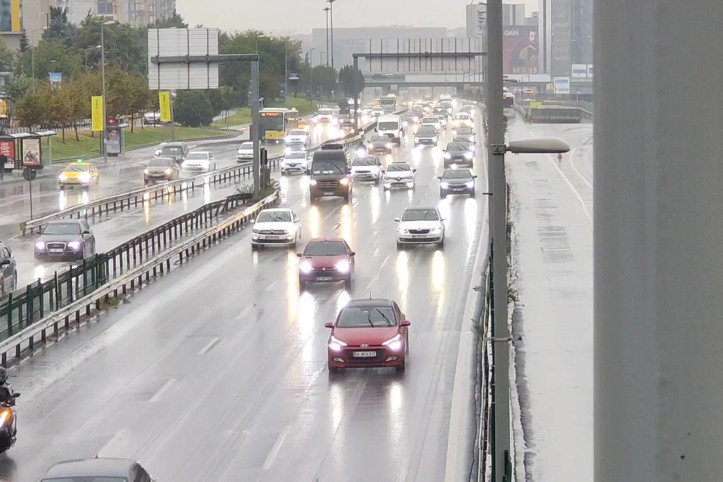 Gece başladı sabah dinmedi: İstanbul’da yağmur etkisini sürdürüyor