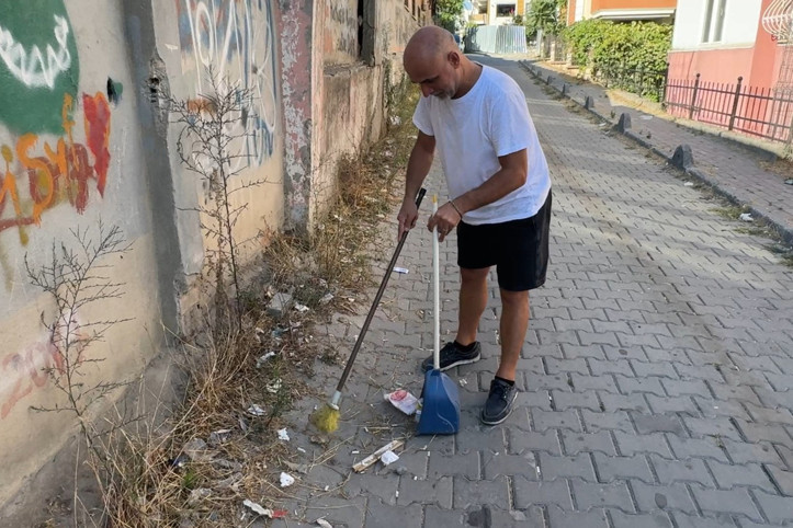 “Sahipsiz sokak” tepkisi: Belediyeler temizlemedi, mahalleli süpürgeye sarıldı