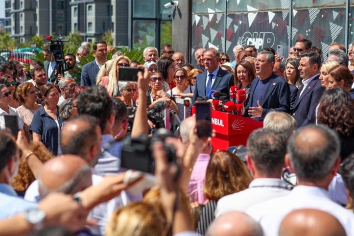 CHP, Gürsel Tekin'i insan zinciriyle karşılayacak
