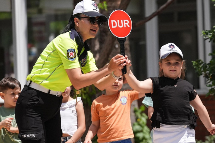 Yerlikaya: Okul önlerinde trafik ekiplerimiz denetimlerini sıklaştıracak