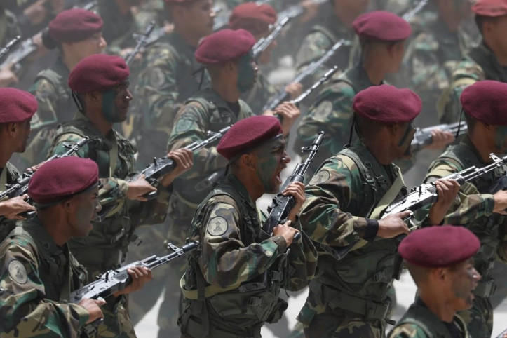 Venezuela'dan dev askeri yığınak: On binler sahaya iniyor