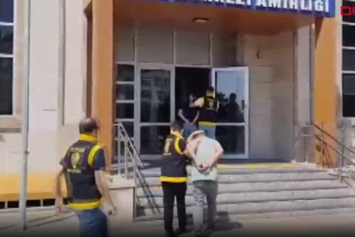 Balkondan çöp atıp temizlik işçisini dövdüler