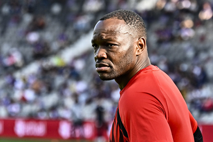 Fransa'nın efsane kalecisi futbolu bıraktı