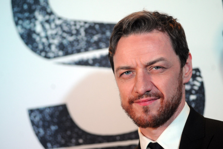 Ünlü oyuncuyu barda dövdüler