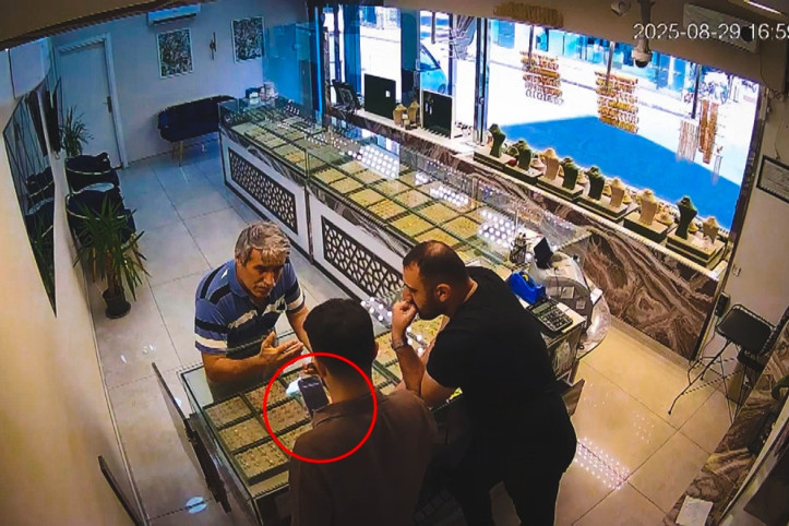 Kuyumcu müşterisini beladan çekip aldı