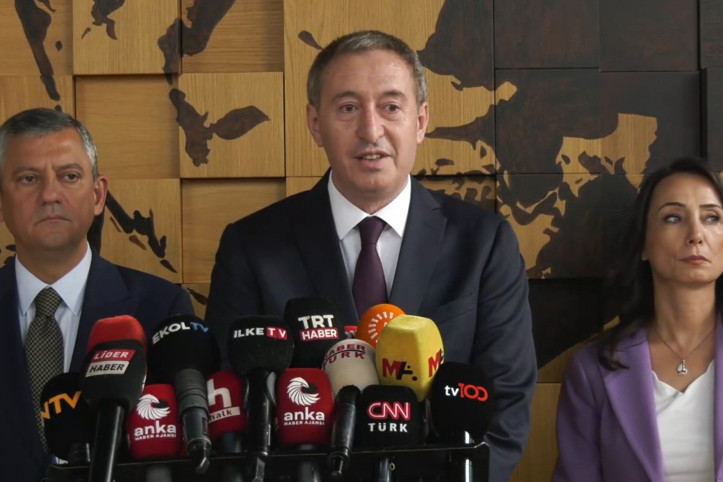 Özel, 'ofisinde': Bizi majestelerinin muhalefet partisi yapamazlar