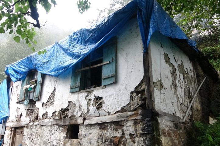 Şehit oğlundan ayrılmamak için harabe evde yaşam mücadelesi veriyor