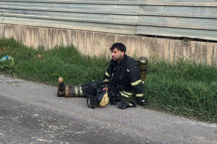 Alevlerin karşısında bir anlık mola: İtfaiye erlerinin yangınla imtihanı