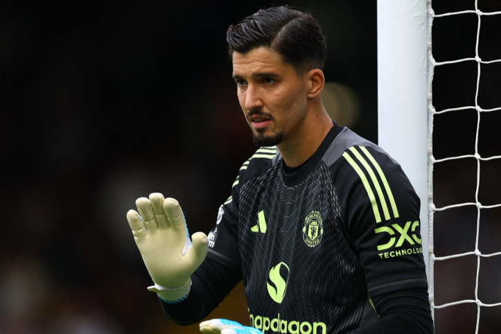 Manchester derbisinde kale Altay Bayındır'ın