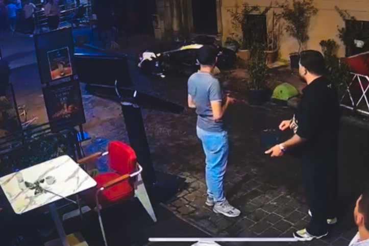 Motosiklete önce çorba döktü, sonra tekme attı