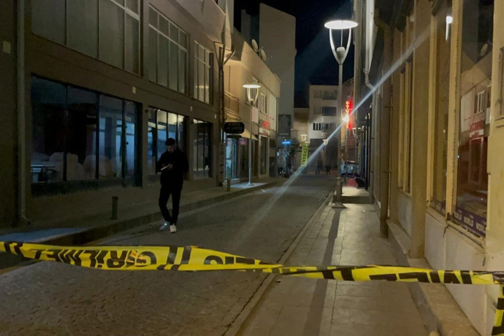 Durup dururken tartıştı, bıçaklayıp kaçtı