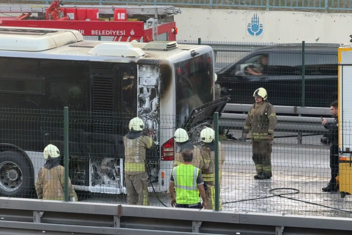 Zeytinburnu’nda metrobüs motoru alev aldı!