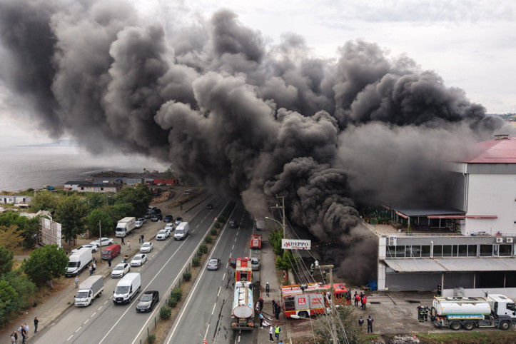 Dumanlar gökyüzünü kapladı, trafik tek şeride düşürüldü