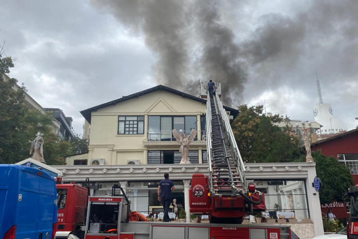 Restorandaki yangın, yanındaki kreşte paniğe neden oldu