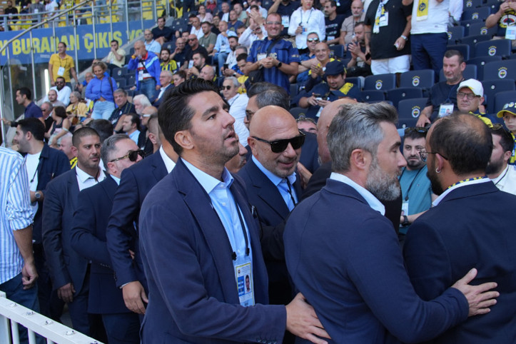 Fenerbahçe kongresinde Hakan Bilal Kutlualp'e büyük ilgi