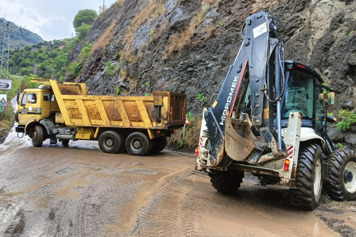 Trabzon'da sağanak: 4 ilçede toprak kayması oldu