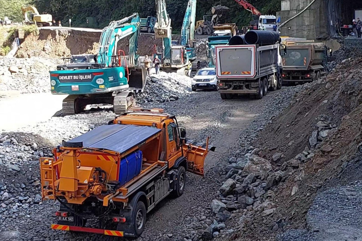 Sel ve heyelanlar nedeniyle 3 gündür kapalı olan yol ulaşıma açıldı