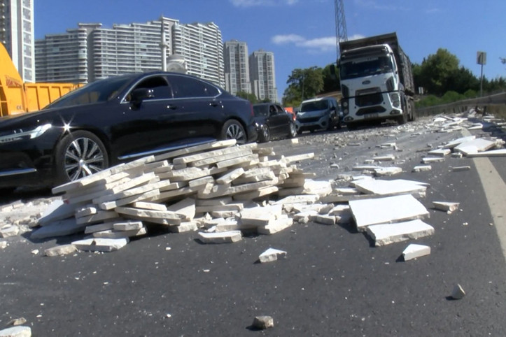 Başakşehir’de TIR’dan düşen mermerler trafiği felç etti