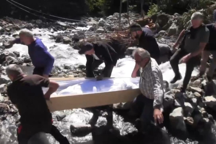 Cenazesi 2 kilometre boyunca elden ele taşındı