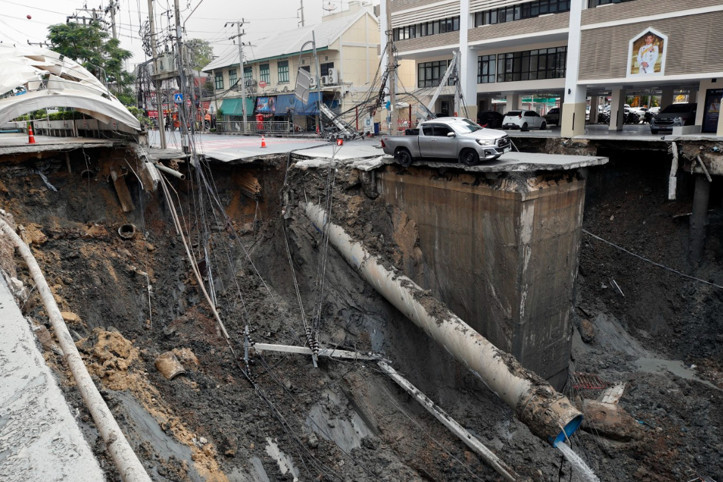 Yer yarıldı, içine girdi