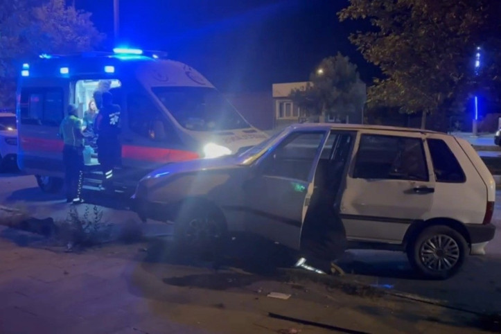 Erzincan'da otomobil kaldırıma çıktı: 1 yaralı