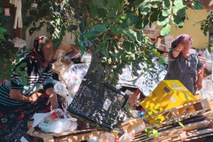 Temizlemesinler diye her türlü oyuna başvurdu: Evden 6 kamyon çöp çıktı