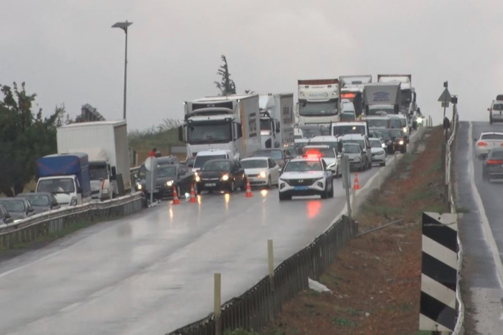 E-5’te hafriyat kamyonu devrildi, trafik kilitlendi